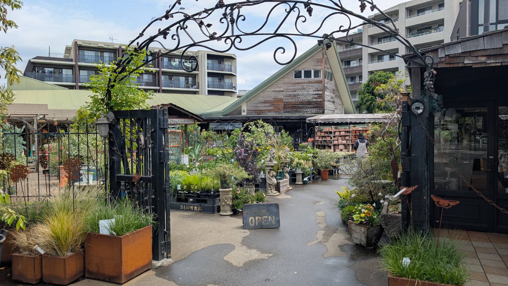 八王子本店の門